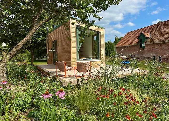 Minimalist Design Cabin mit See- und Wiesenzugang